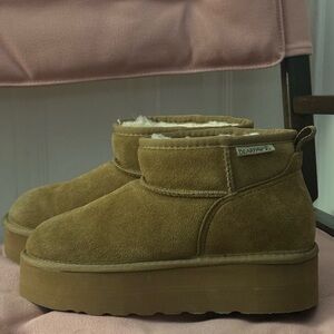 Bearpaw Women’s Retro Shorty Snow Boot. Size 8